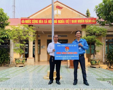 Thầy giáo A Wũ thay mặt Chi bộ, BGH nhà trường tiếp nhận công trình TN từ Đ/c Nguyễn Ngọc Trung Bí thư Đoàn trường