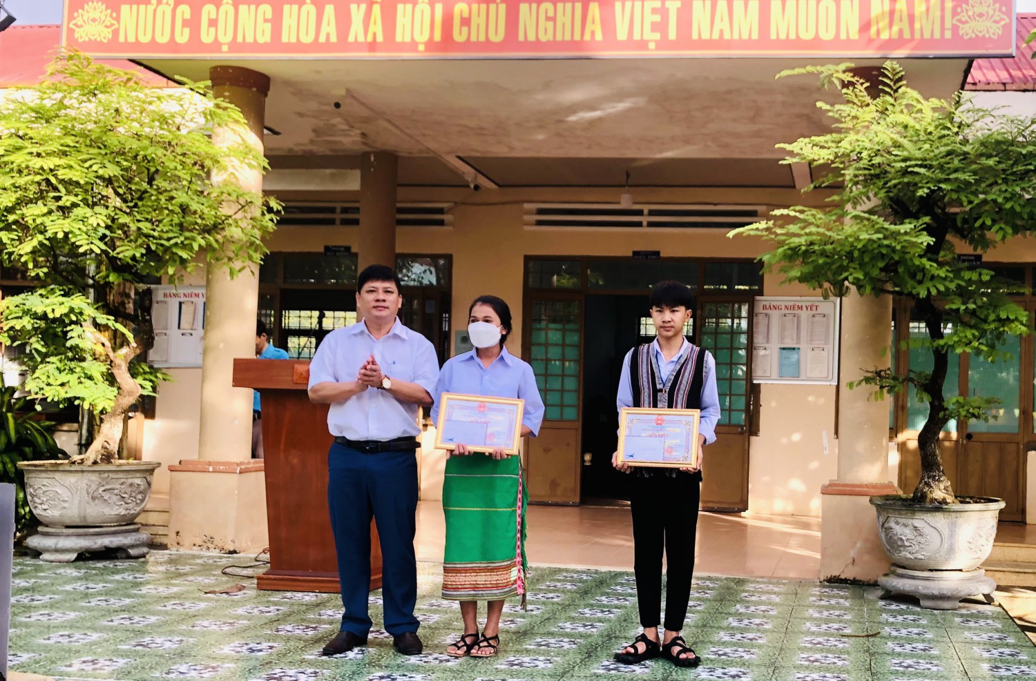 Trao Giấy khen của UBND Huyện cho học sinh đạt giải tại Đại hội TDTT tỉnh Kon Tum