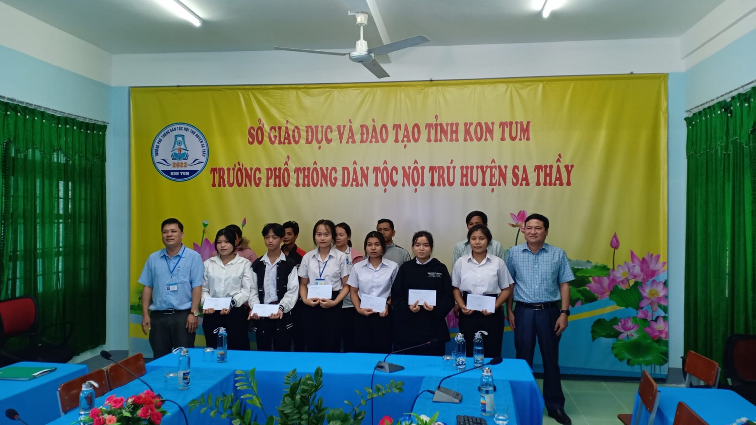 Ban dân tộc tỉnh Kon Tum đến biểu dương, thăm hỏi, động viên các hộ dân tộc thiểu số tiêu biểu
